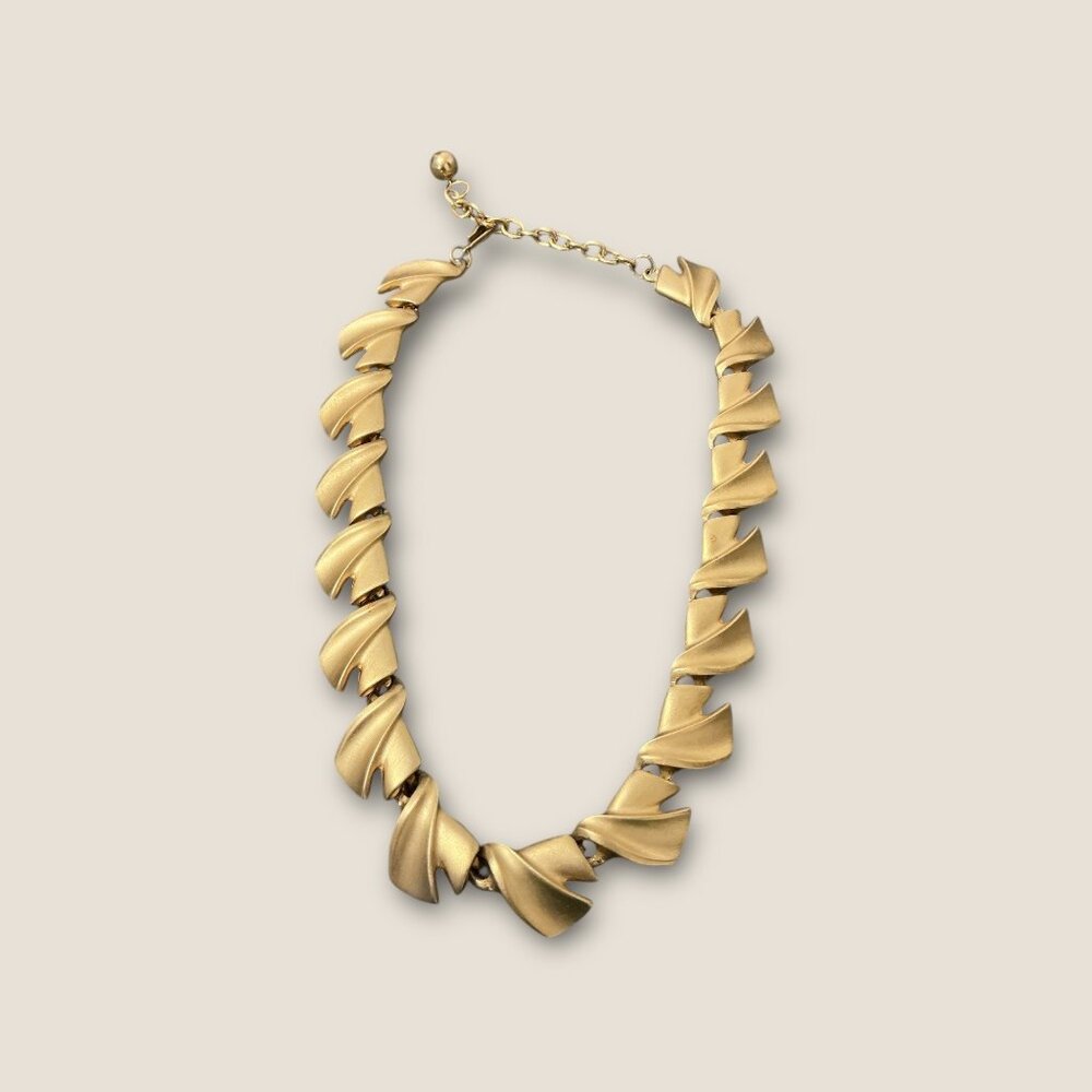 Maxine Decker 80s Gold-Toned Leaf Design Choker Necklace Adjustable Length